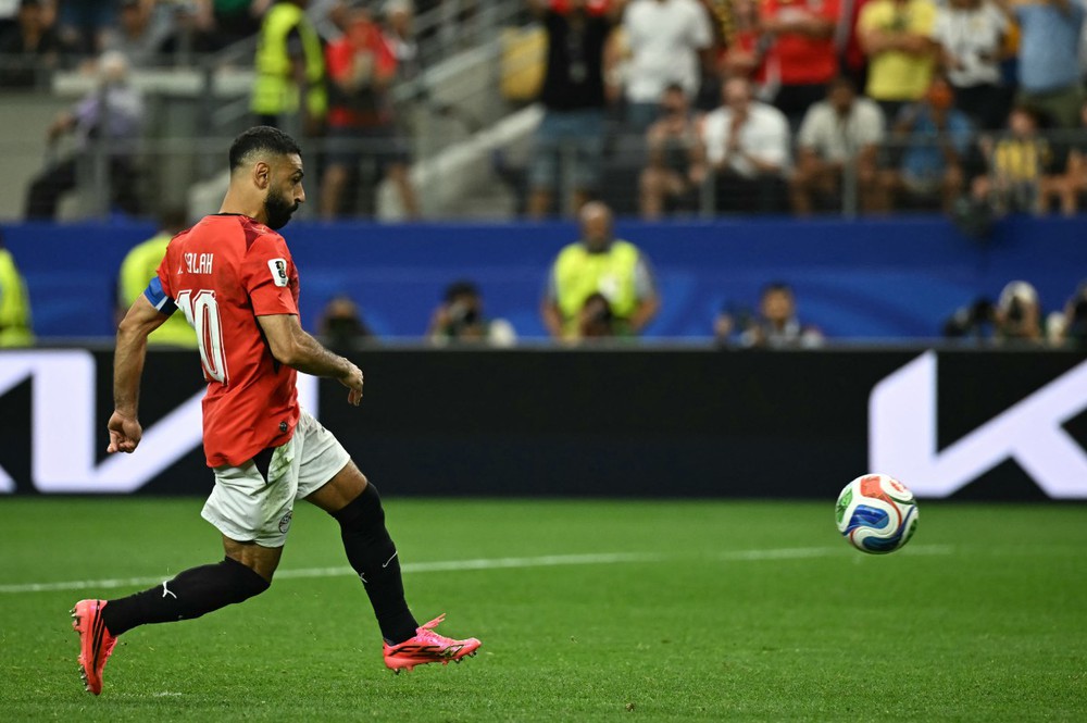 Salah nói về cú sút Panenka đưa Ai Cập vào vòng 16 đội World Cup 2026: "Tôi quyết định vào phút chót, tôi muốn mang lại tự tin cho đồng đội" - Ảnh 1. Salah nói về cú sút Panenka đưa Ai Cập vào vòng 16 đội World Cup 2026: "Tôi quyết định vào phút chót, tôi muốn mang lại tự tin cho đồng đội" - Ảnh 1.