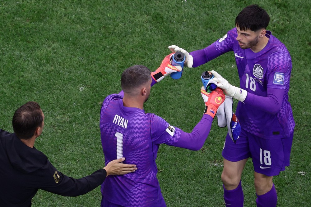 World Cup 2026: Tranh cãi Úc thay thủ môn phút 119 để bắt luân lưu nhưng không thể cản phá cú sút nào của Ai Cập - Ảnh 1. World Cup 2026: Tranh cãi Úc thay thủ môn phút 119 để bắt luân lưu nhưng không thể cản phá cú sút nào của Ai Cập - Ảnh 1.