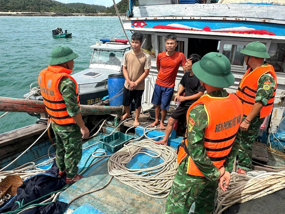 Cập nhật diễn biến cơn bão số 1: Quảng Ninh tổ chức 18 chuyến tàu đưa khách du lịch về đất liền - Ảnh 1. Cập nhật diễn biến cơn bão số 1: Quảng Ninh tổ chức 18 chuyến tàu đưa khách du lịch về đất liền - Ảnh 1.