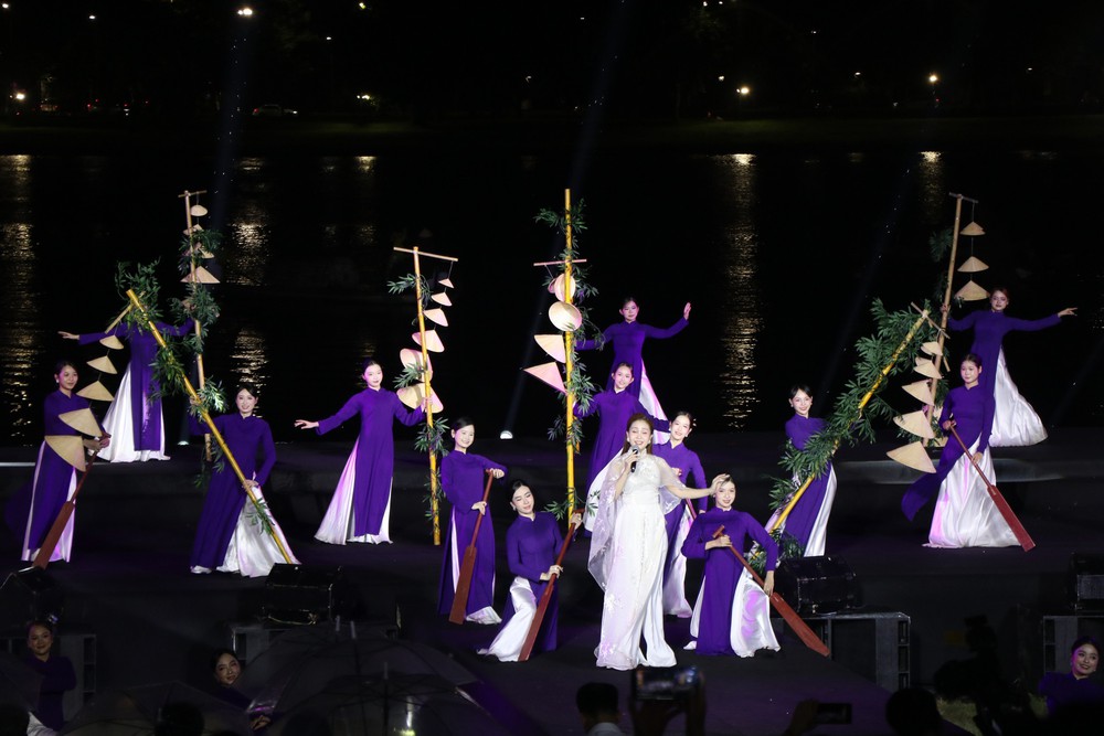  Đêm hội Áo dài Huế - Hương Giang dệt dáng kinh kỳ - Ảnh 7.