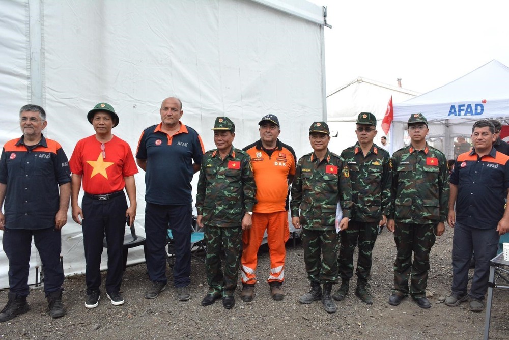 Động đất tại Venezuela: Đoàn Việt Nam đưa thêm 7 nạn nhân ra khỏi đống đổ nát - Ảnh 5. Động đất tại Venezuela: Đoàn Việt Nam đưa thêm 7 nạn nhân ra khỏi đống đổ nát - Ảnh 5.