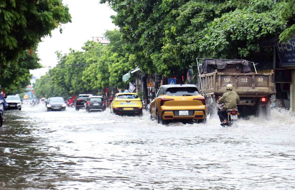 Bão số 1 di chuyển chậm, cách đảo Hải Nam (Trung Quốc) khoảng 110 km - Ảnh 2. Bão số 1 di chuyển chậm, cách đảo Hải Nam (Trung Quốc) khoảng 110 km - Ảnh 2.