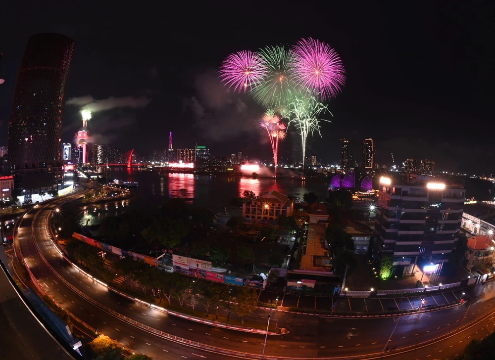 TP. Hồ Chí Minh: Rực rỡ pháo hoa mừng 50 năm Thành phố mang tên Bác - Ảnh 6. TP. Hồ Chí Minh: Rực rỡ pháo hoa mừng 50 năm Thành phố mang tên Bác - Ảnh 6.