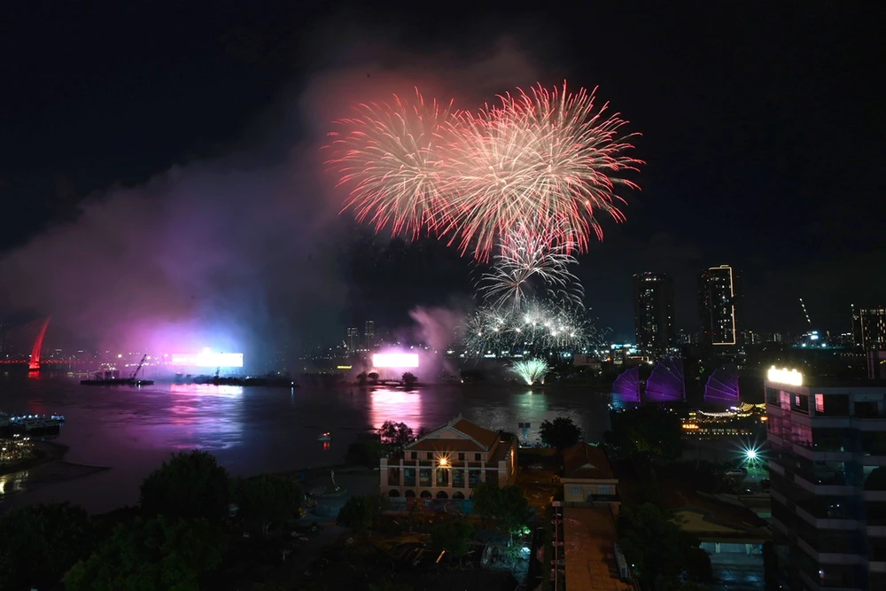TP. Hồ Chí Minh: Rực rỡ pháo hoa mừng 50 năm Thành phố mang tên Bác - Ảnh 7. TP. Hồ Chí Minh: Rực rỡ pháo hoa mừng 50 năm Thành phố mang tên Bác - Ảnh 7.