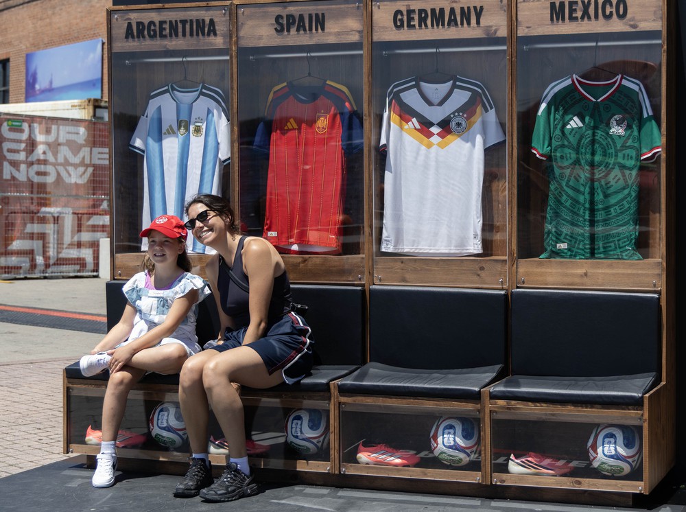 World Cup trên sân nhà: Phía sau sự hào nhoáng - Ảnh 1. World Cup trên sân nhà: Phía sau sự hào nhoáng - Ảnh 1.