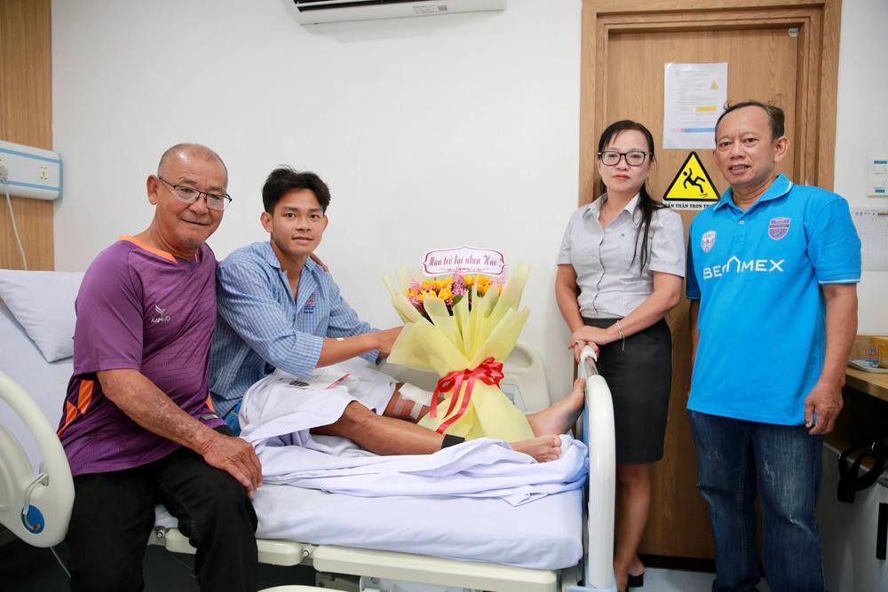 Bùi Vĩ Hào phẫu thuật thành công, đối diện hành trình dài trở lại sân cỏ - Ảnh 1.