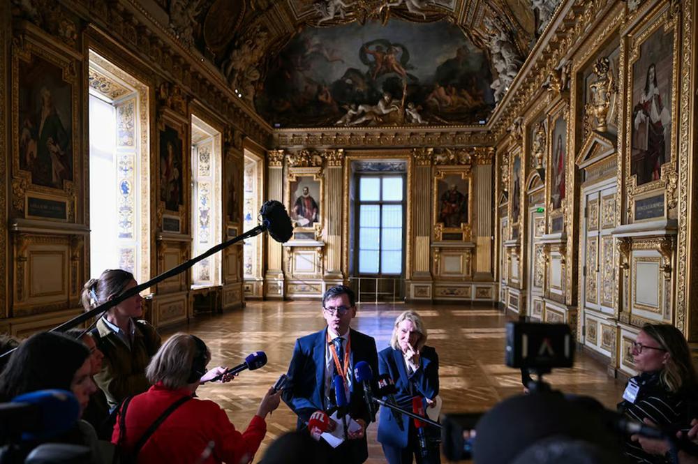 Bảo tàng Louvre thay đổi cách trưng bày sau vụ trộm táo tợn - Ảnh 1.
