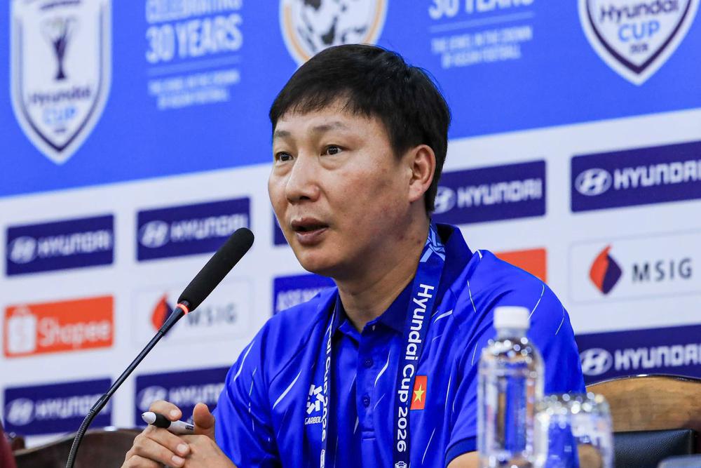 VIDEO ASEAN Cup 2026: HLV Kim Sang Sik tự tin tuyển Việt Nam sẽ đánh bại Singapore - Ảnh 1. VIDEO ASEAN Cup 2026: HLV Kim Sang Sik tự tin tuyển Việt Nam sẽ đánh bại Singapore - Ảnh 1.