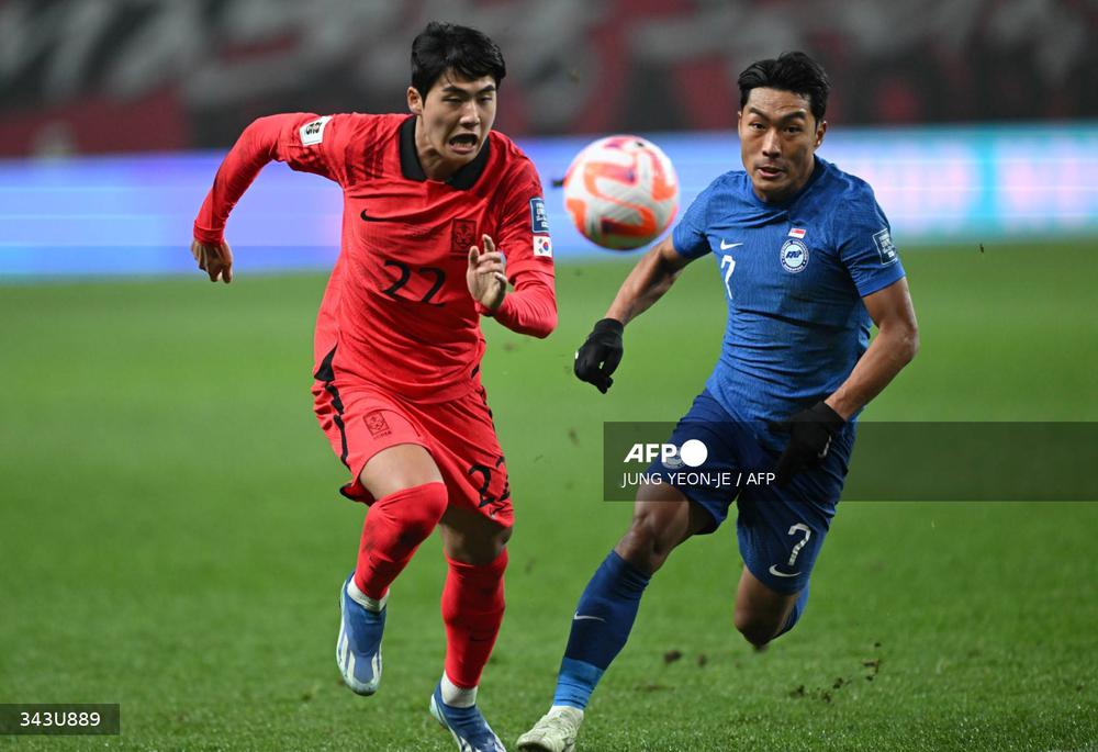 Sau khi bỏ lỡ cuộc đối đầu với tuyển Việt Nam ở bán kết ASEAN Cup 2024, tiền vệ gốc Hàn Quốc Song Ui Young (áo xanh) rất muốn bù đắp cho quãng thời gian đã mất khi cùng tuyển Singapore đối đầu với tuyển Việt Nam ở bảng A ASEAN Cup 2026