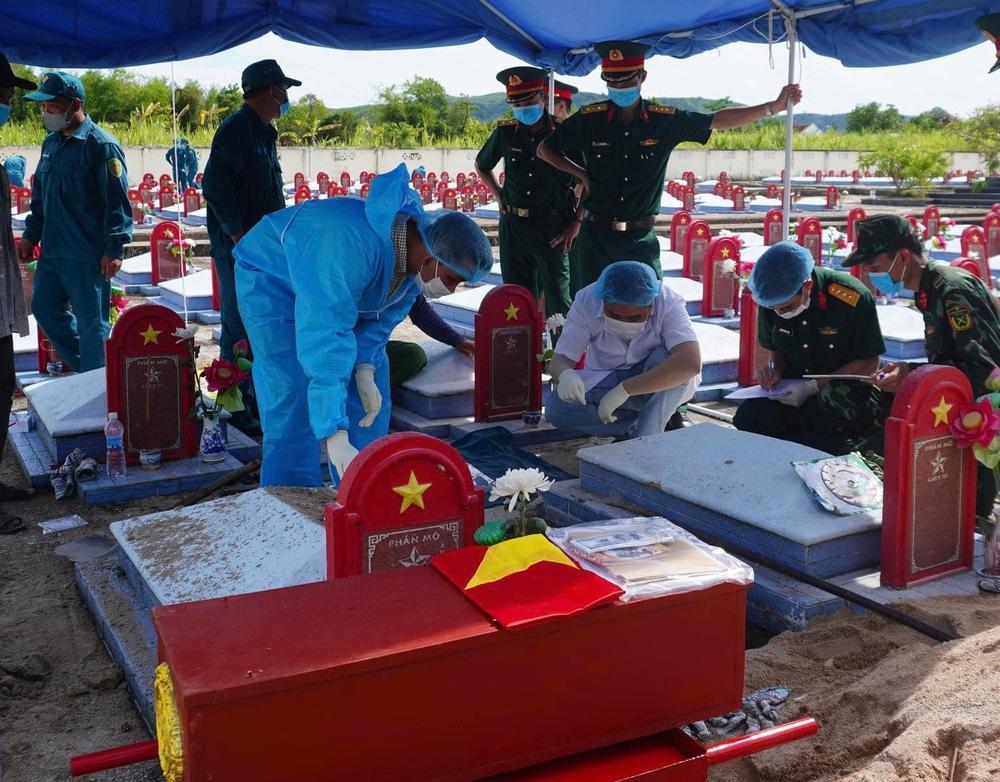 Lấy mẫu AND tại khu vực có nhiều mộ liệt sĩ chưa xác định được thông tin - Ảnh 5. Lấy mẫu AND tại khu vực có nhiều mộ liệt sĩ chưa xác định được thông tin - Ảnh 5.