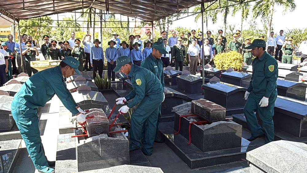 Lấy mẫu AND tại khu vực có nhiều mộ liệt sĩ chưa xác định được thông tin - Ảnh 4. Lấy mẫu AND tại khu vực có nhiều mộ liệt sĩ chưa xác định được thông tin - Ảnh 4.