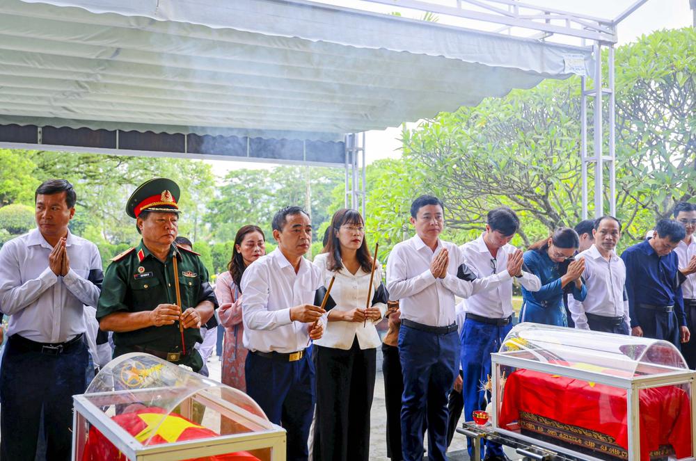 Lấy mẫu AND tại khu vực có nhiều mộ liệt sĩ chưa xác định được thông tin - Ảnh 2. Lấy mẫu AND tại khu vực có nhiều mộ liệt sĩ chưa xác định được thông tin - Ảnh 2.
