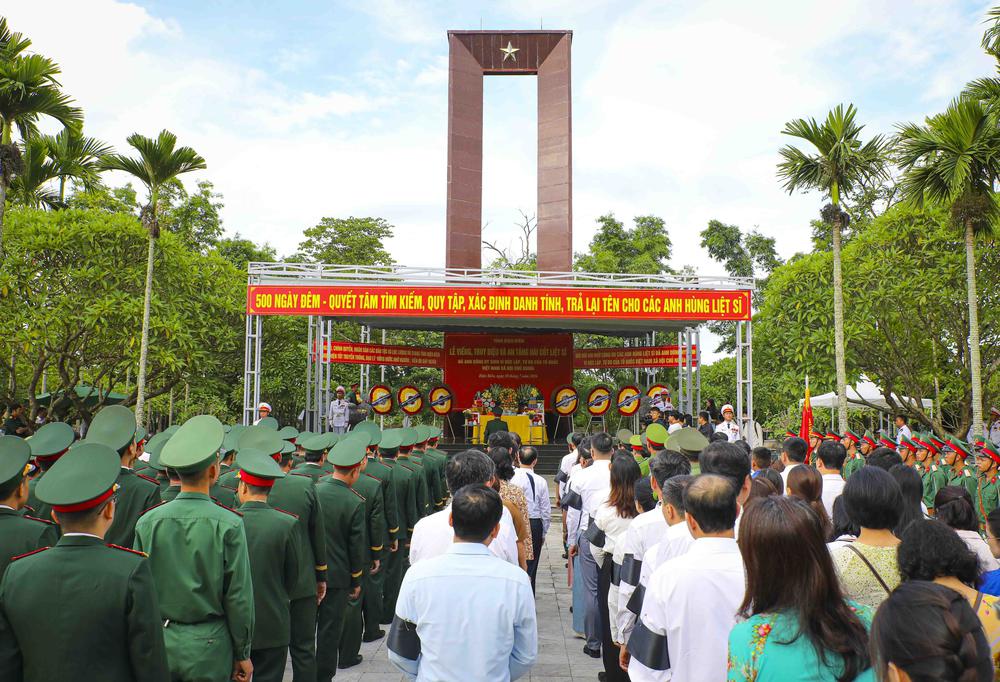Lấy mẫu AND tại khu vực có nhiều mộ liệt sĩ chưa xác định được thông tin - Ảnh 1. Lấy mẫu AND tại khu vực có nhiều mộ liệt sĩ chưa xác định được thông tin - Ảnh 1.