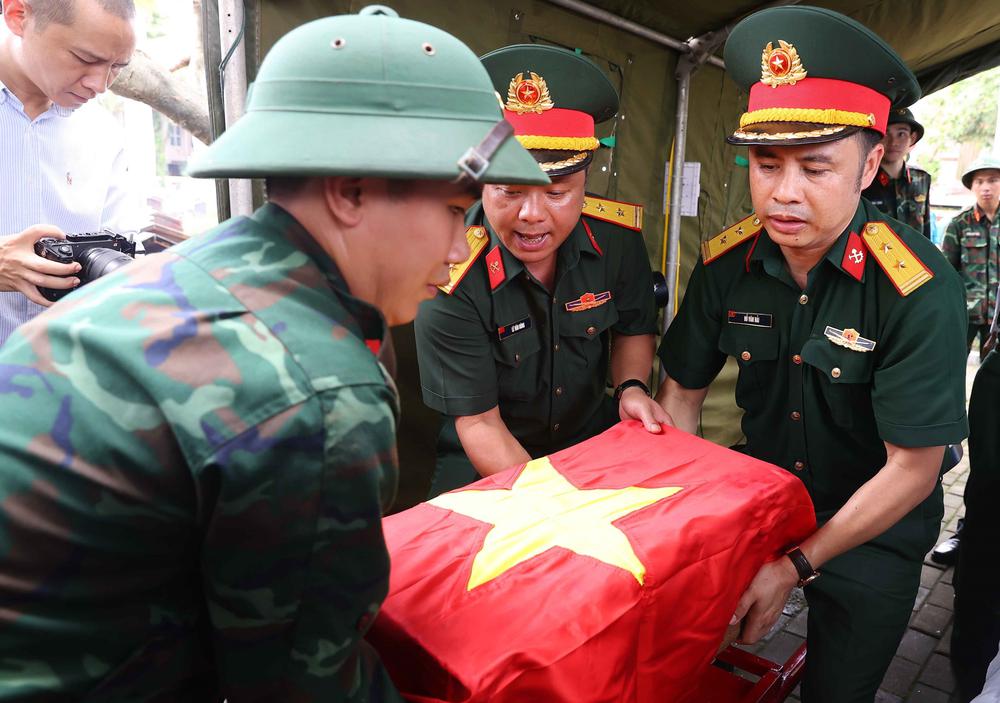 Hà Nội triển khai việc khai quật, lấy mẫu và bàn giao mẫu hài cốt liệt sĩ - Ảnh 17.