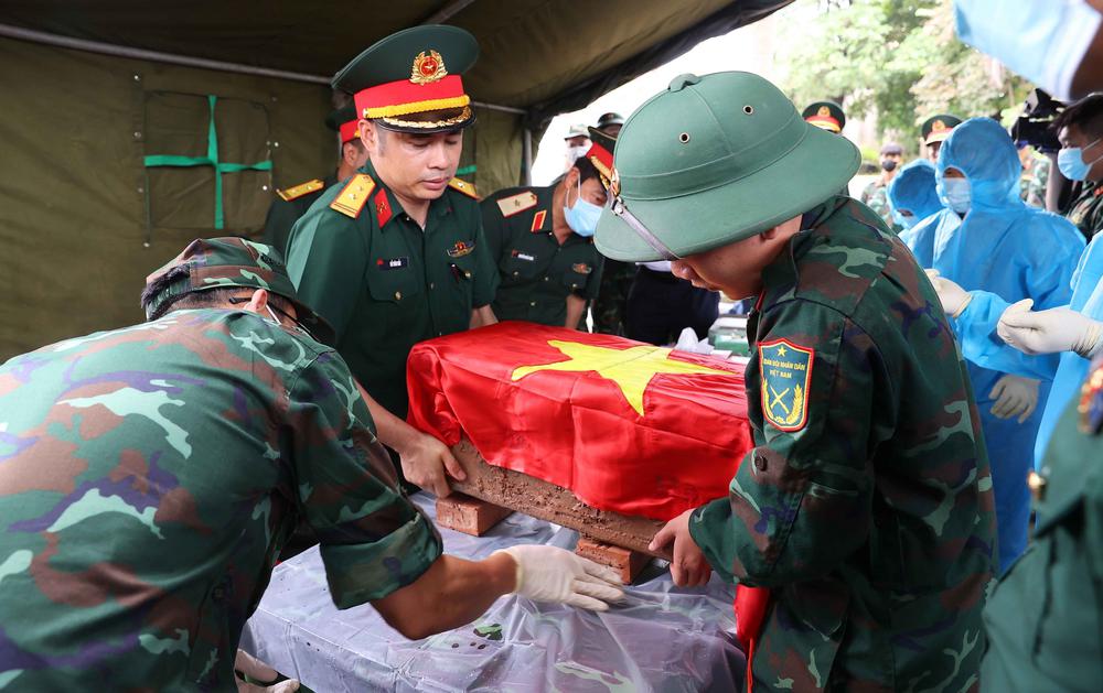 Hà Nội triển khai việc khai quật, lấy mẫu và bàn giao mẫu hài cốt liệt sĩ - Ảnh 18.