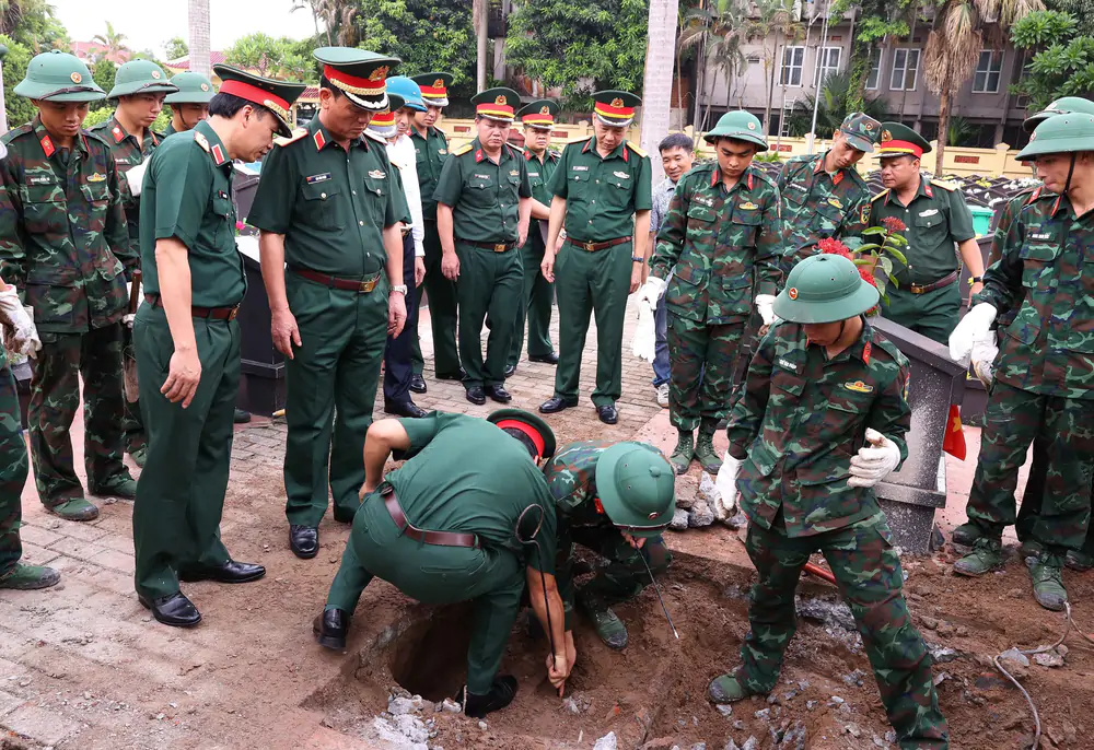 Hà Nội triển khai việc khai quật, lấy mẫu và bàn giao mẫu hài cốt liệt sĩ - Ảnh 13.