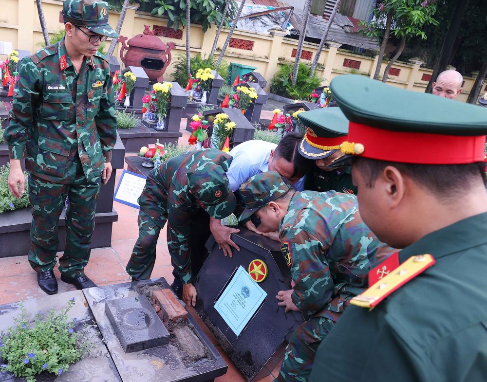Hà Nội triển khai việc khai quật, lấy mẫu và bàn giao mẫu hài cốt liệt sĩ - Ảnh 10.