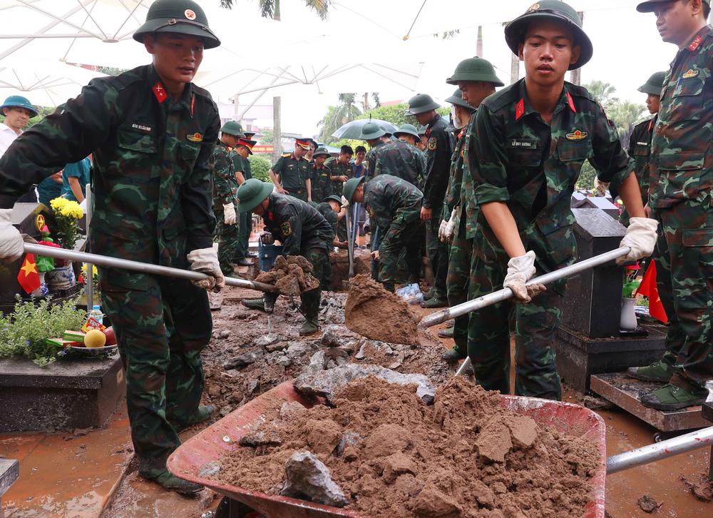 Hình ảnh khai quật, lấy mẫu và bàn giao mẫu hài cốt tại Nghĩa trang liệt sĩ Ngọc Hồi, Hà Nội - Ảnh 17.