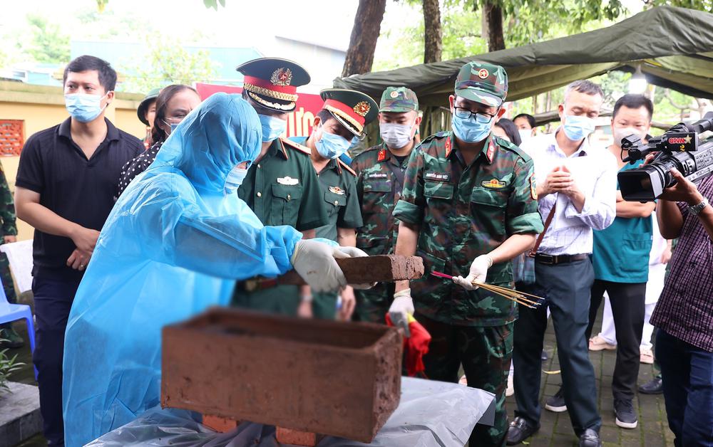 Hình ảnh khai quật, lấy mẫu và bàn giao mẫu hài cốt tại Nghĩa trang liệt sĩ Ngọc Hồi, Hà Nội - Ảnh 18.