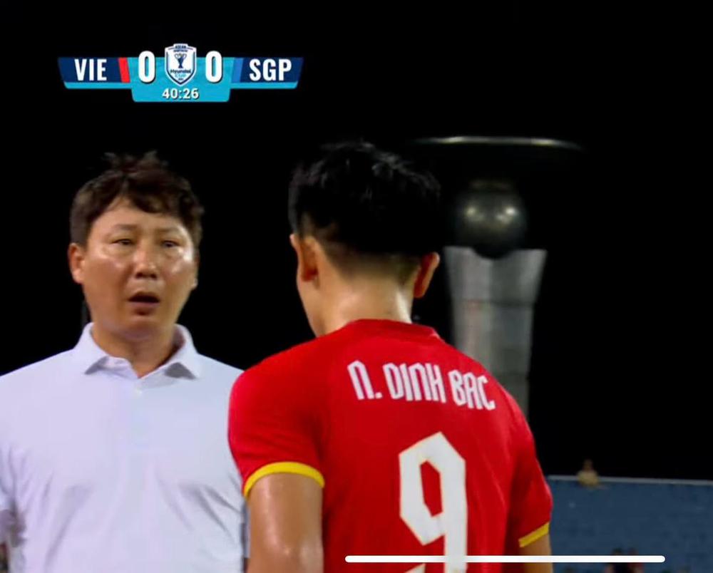 Đình Bắc lặng lẽ bước qua thầy Kim, đi thẳng vào phòng thay đồ khi hiệp 1 khép lại - Ảnh 1. Đình Bắc lặng lẽ bước qua thầy Kim, đi thẳng vào phòng thay đồ khi hiệp 1 khép lại - Ảnh 1.