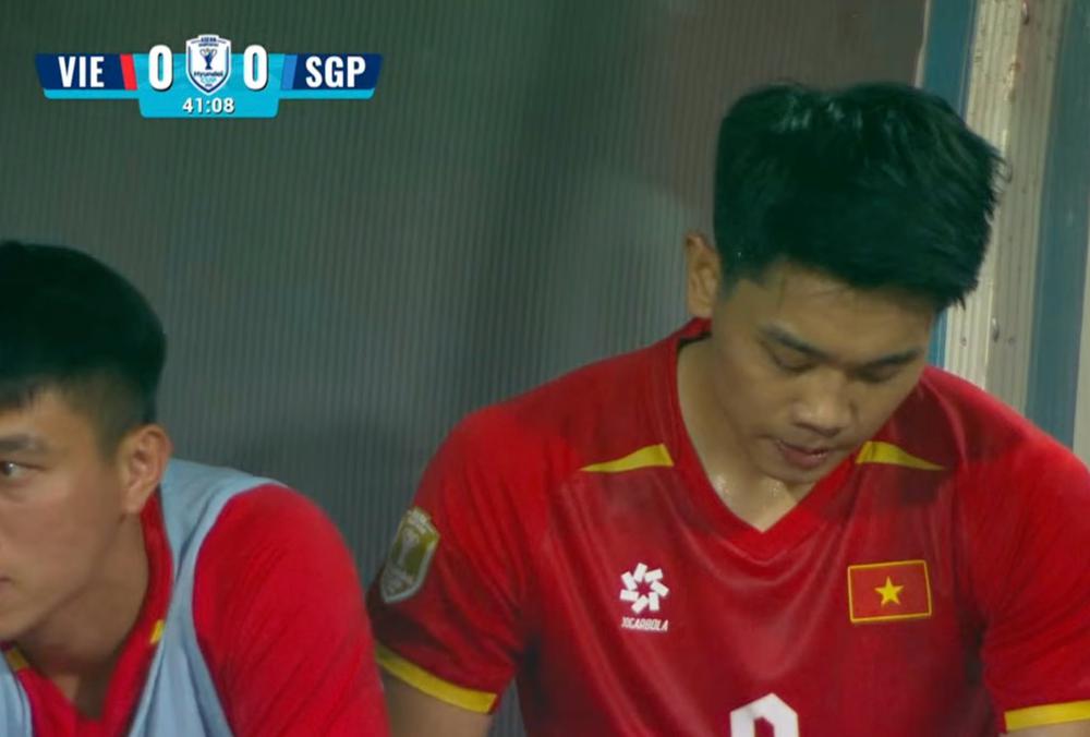 Cử chỉ khó hiểu của HLV Kim Sang Sik khi thay Đình Bắc  ngay trong hiệp 1 - Ảnh 3.