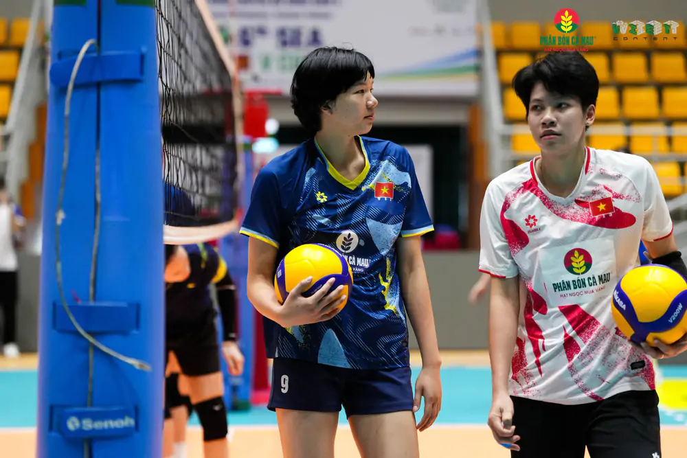 Hai phụ công Bích Thủy và Lê Như Anh trong buổi tập mới nhất của tuyển bóng chuyền nữ Việt Nam. Ảnh; VFV