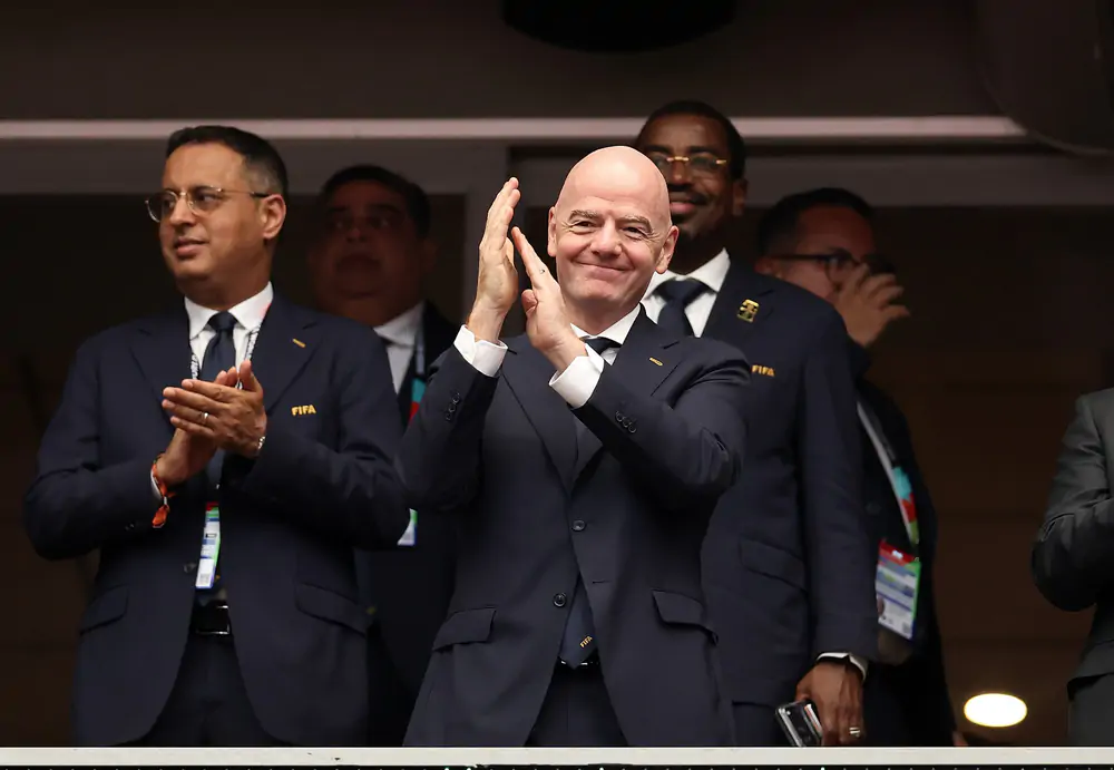 FIFA thúc đẩy kế hoạch bán cổ phần World Cup bất chấp làn sóng phản đối, khẳng định: "Không ai bán bóng đá" - Ảnh 1.