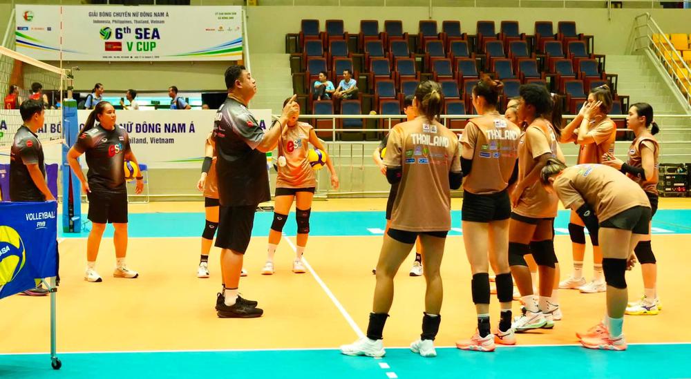 Đội tuyển bóng chuyền nữ Thái Lan tập luyện tại Đông Anh (Hà Nội). Ảnh: TVA Đội tuyển bóng chuyền nữ Thái Lan tập luyện tại Đông Anh (Hà Nội). Ảnh: TVA