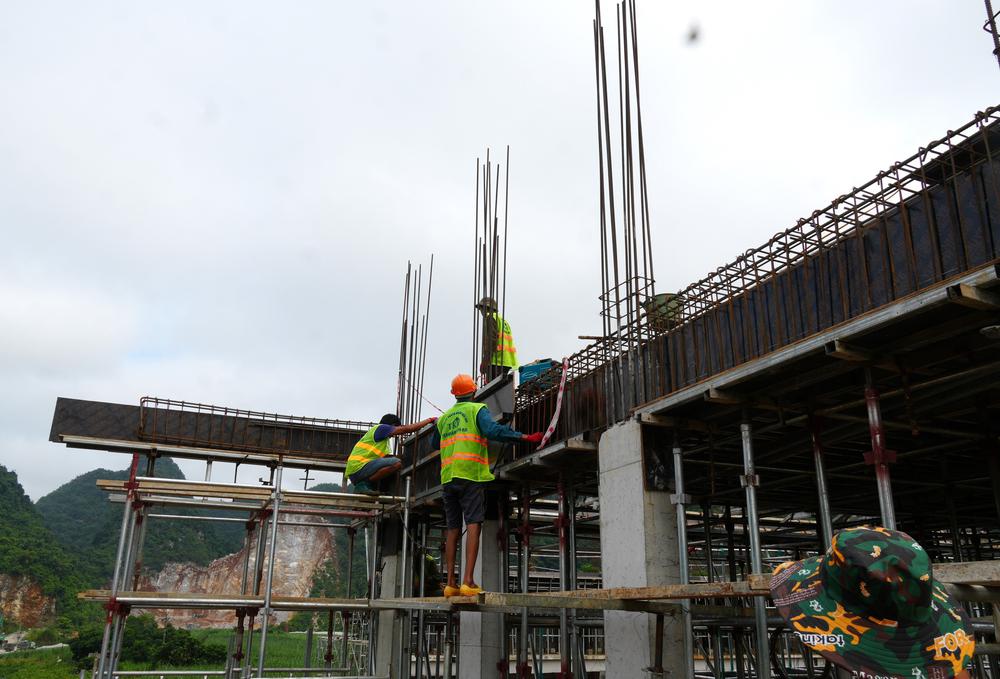 Tăng tiến độ thi công các trường vùng biên để kịp năm học mới - Ảnh 10. Tăng tiến độ thi công các trường vùng biên để kịp năm học mới - Ảnh 10.