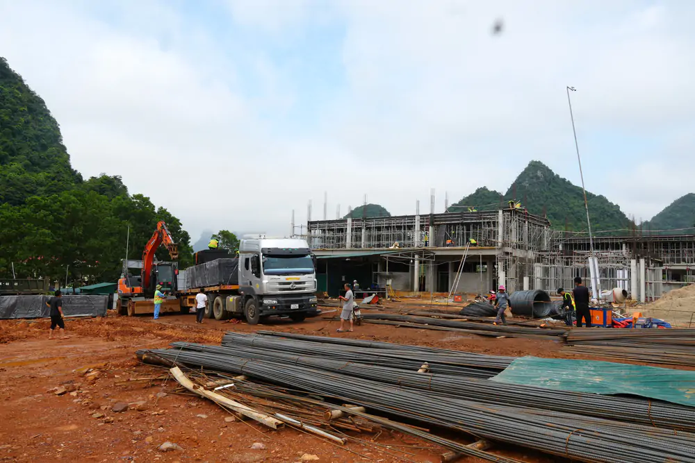 Tăng tiến độ thi công các trường vùng biên để kịp năm học mới - Ảnh 1. Tăng tiến độ thi công các trường vùng biên để kịp năm học mới - Ảnh 1.