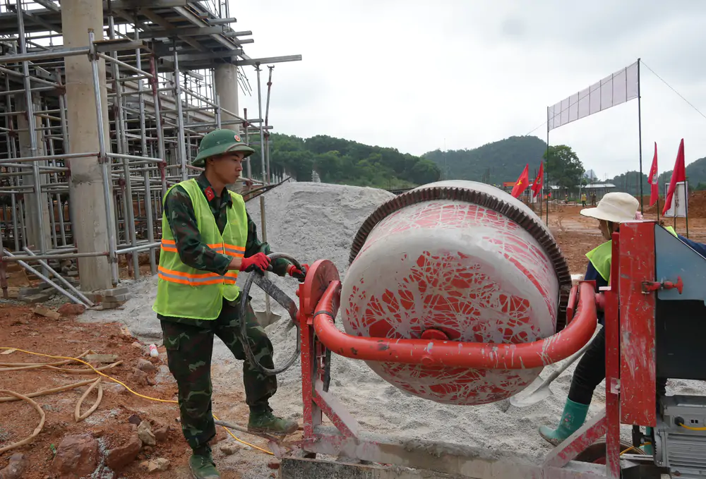 Tăng tiến độ thi công các trường vùng biên để kịp năm học mới - Ảnh 4. Tăng tiến độ thi công các trường vùng biên để kịp năm học mới - Ảnh 4.