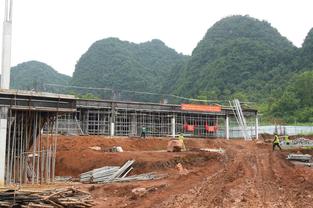 Tăng tiến độ thi công các trường vùng biên để kịp năm học mới - Ảnh 2. Tăng tiến độ thi công các trường vùng biên để kịp năm học mới - Ảnh 2.