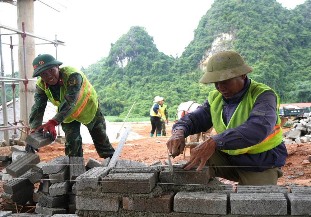 Tăng tiến độ thi công các trường vùng biên để kịp năm học mới - Ảnh 5. Tăng tiến độ thi công các trường vùng biên để kịp năm học mới - Ảnh 5.