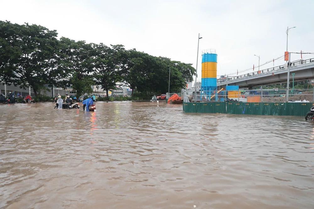 Ngập cục bộ nhiều tuyến phố sau cơn mưa lớn tại Hà Nội - Ảnh 6. Ngập cục bộ nhiều tuyến phố sau cơn mưa lớn tại Hà Nội - Ảnh 6.