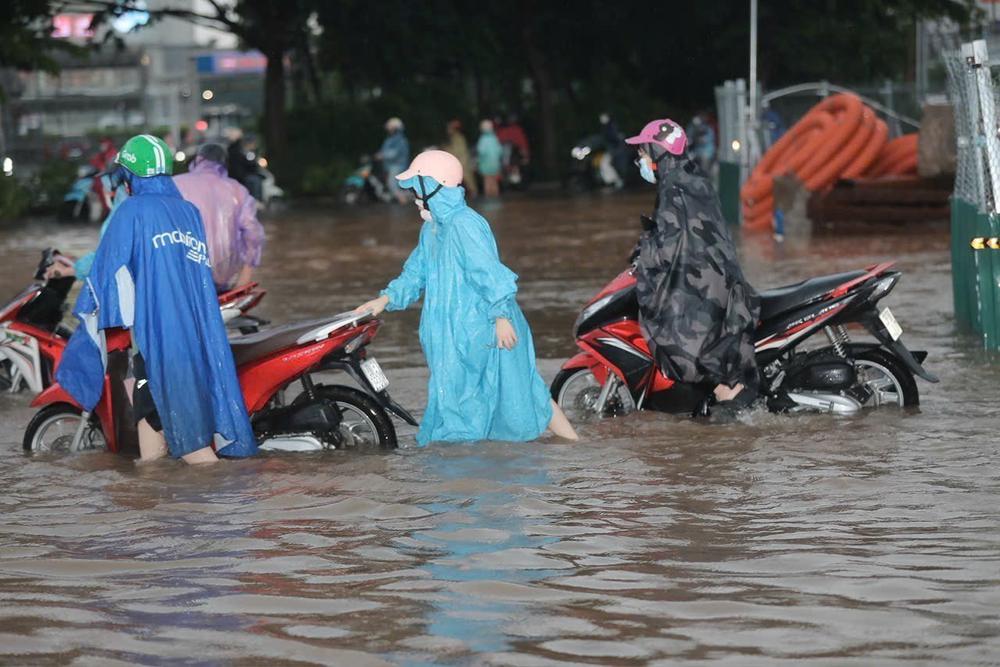 Ngập cục bộ nhiều tuyến phố sau cơn mưa lớn tại Hà Nội - Ảnh 1. Ngập cục bộ nhiều tuyến phố sau cơn mưa lớn tại Hà Nội - Ảnh 1.