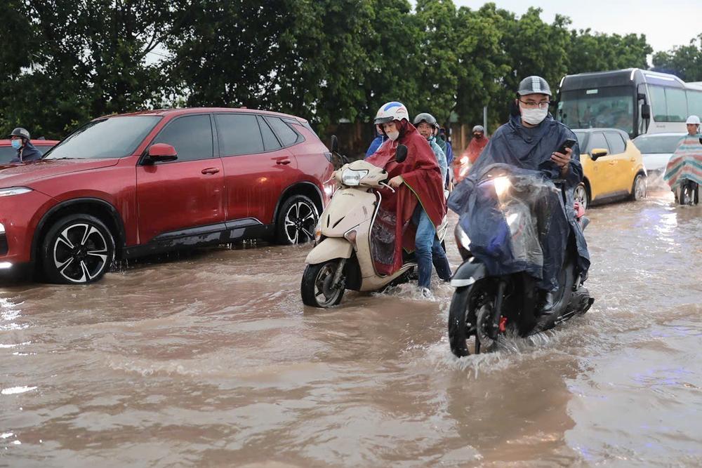 Ngập cục bộ nhiều tuyến phố sau cơn mưa lớn tại Hà Nội - Ảnh 8. Ngập cục bộ nhiều tuyến phố sau cơn mưa lớn tại Hà Nội - Ảnh 8.