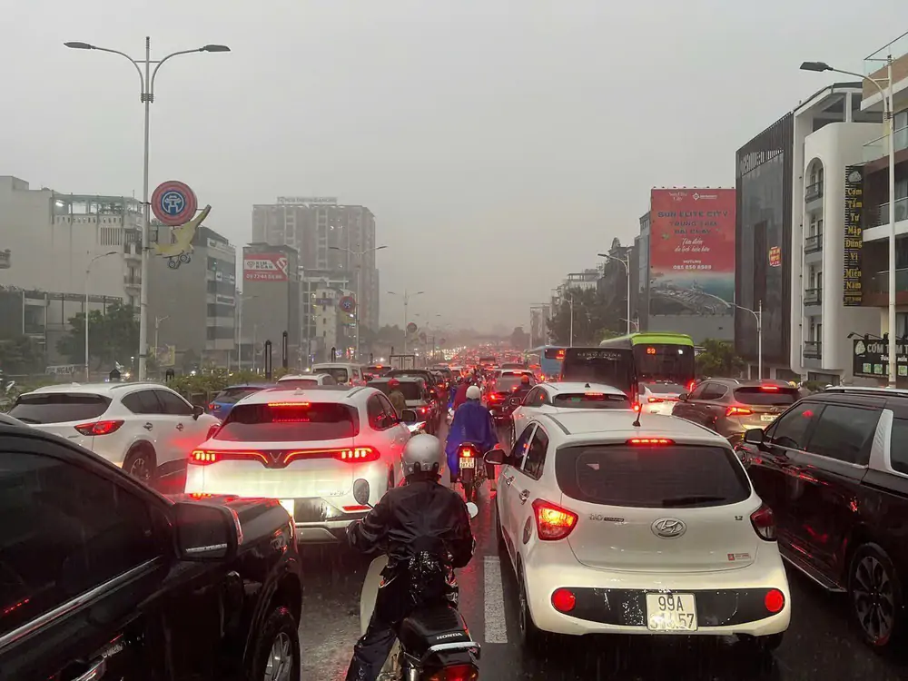 Ngập cục bộ nhiều tuyến phố sau cơn mưa lớn tại Hà Nội - Ảnh 5. Ngập cục bộ nhiều tuyến phố sau cơn mưa lớn tại Hà Nội - Ảnh 5.