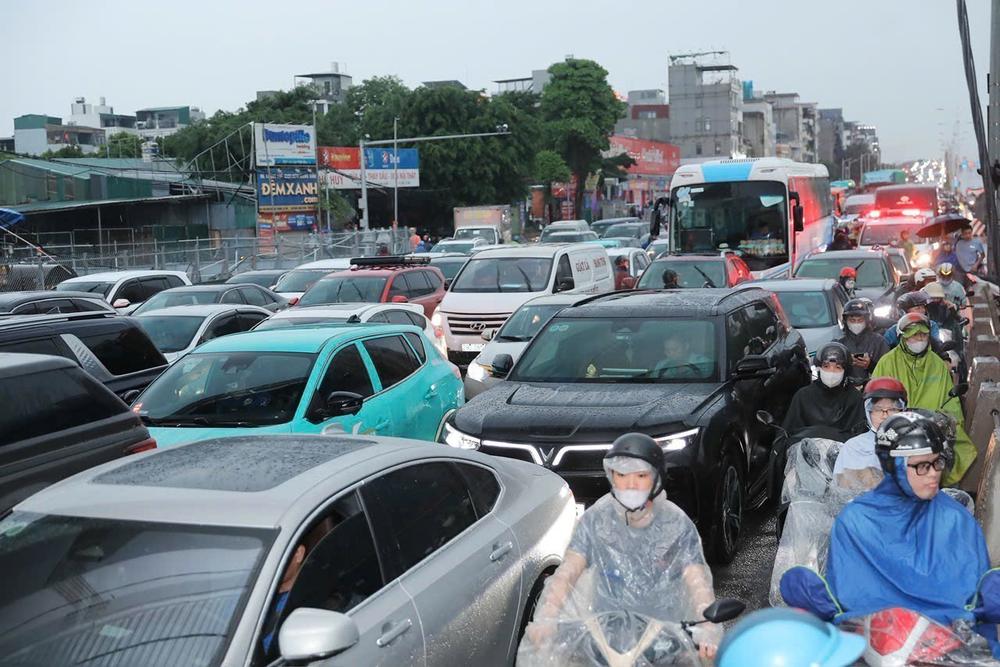 Ngập cục bộ nhiều tuyến phố sau cơn mưa lớn tại Hà Nội - Ảnh 7. Ngập cục bộ nhiều tuyến phố sau cơn mưa lớn tại Hà Nội - Ảnh 7.