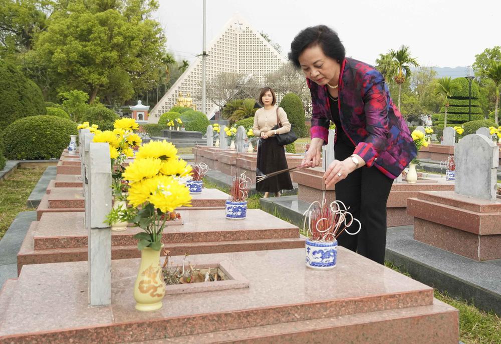 Phó Thủ tướng Phạm Thị Thanh Trà yêu cầu đẩy mạnh tìm kiếm, quy tập hài cốt liệt sĩ và nâng cao năng lực giám định ADN - Ảnh 1. Phó Thủ tướng Phạm Thị Thanh Trà yêu cầu đẩy mạnh tìm kiếm, quy tập hài cốt liệt sĩ và nâng cao năng lực giám định ADN - Ảnh 1.