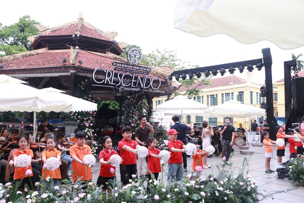Sẵn sàng cho đêm hòa nhạc ngoài trời "Crescendo - Giao hưởng kết nối" - Ảnh 2. Sẵn sàng cho đêm hòa nhạc ngoài trời "Crescendo - Giao hưởng kết nối" - Ảnh 2.