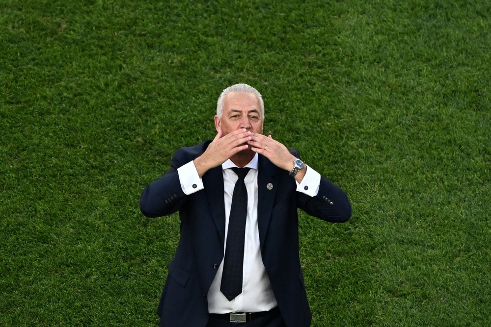 Nếu có một HLV nào đang trở thành biểu tượng cho tinh thần vượt khó tại World Cup 2026, đó chắc chắn là Gustavo Alfaro, người chuẩn bị dẫn dắt Paraguay đối đầu với tuyển Pháp ở vòng 1/8. Ảnh: AFP Nếu có một HLV nào đang trở thành biểu tượng cho tinh thần vượt khó tại World Cup 2026, đó chắc chắn là Gustavo Alfaro, người chuẩn bị dẫn dắt Paraguay đối đầu với tuyển Pháp ở vòng 1/8. Ảnh: AFP