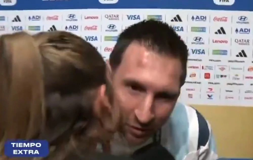 Bị đồn có tình ý với nữ phóng viên, Messi nói thẳng một câu làm tất cả bật cười - Ảnh 1. Bị đồn có tình ý với nữ phóng viên, Messi nói thẳng một câu làm tất cả bật cười - Ảnh 1.