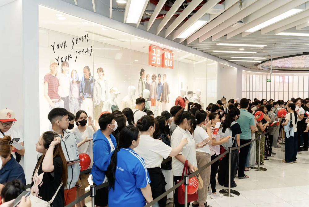 Thiên Minh háo hức khi UNIQLO mở cửa hàng đầu tiên tại Đà Nẵng - Ảnh 1. Thiên Minh háo hức khi UNIQLO mở cửa hàng đầu tiên tại Đà Nẵng - Ảnh 1.