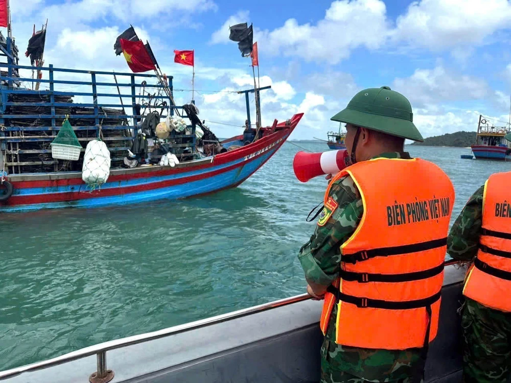 Ứng phó bão số 1: Quảng Ninh chạy đua với thời gian, khẩn cấp ứng phó - Ảnh 1. Ứng phó bão số 1: Quảng Ninh chạy đua với thời gian, khẩn cấp ứng phó - Ảnh 1.