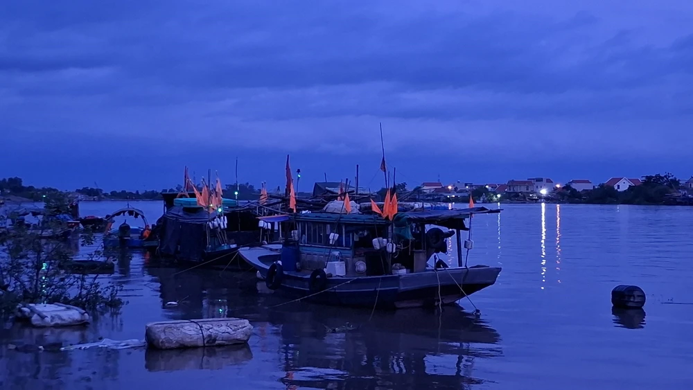 CẬP NHẬT ứng phó bão số 1: Bão đi vào khu vực bờ biển Móng Cái, Quảng Ninh - Ảnh 1. CẬP NHẬT ứng phó bão số 1: Bão đi vào khu vực bờ biển Móng Cái, Quảng Ninh - Ảnh 1.