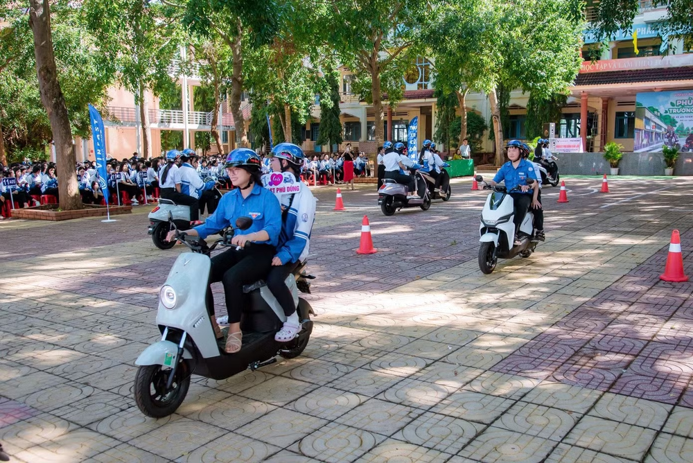 Hà Nội bác tin đồn người dưới 18 tuổi bị cấm đi xe máy từ 15/8/2026 - Ảnh 1. Hà Nội bác tin đồn người dưới 18 tuổi bị cấm đi xe máy từ 15/8/2026 - Ảnh 1.