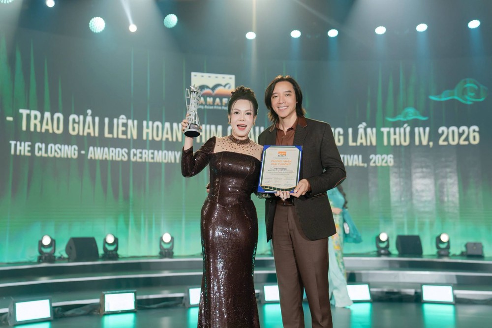 Việt Hương đổi kế hoạch kỷ niệm 20 năm ngày cưới hậu ẵm giải "Nữ chính xuất sắc" tại DANAFF IV - Ảnh 5. Việt Hương đổi kế hoạch kỷ niệm 20 năm ngày cưới hậu ẵm giải "Nữ chính xuất sắc" tại DANAFF IV - Ảnh 5.