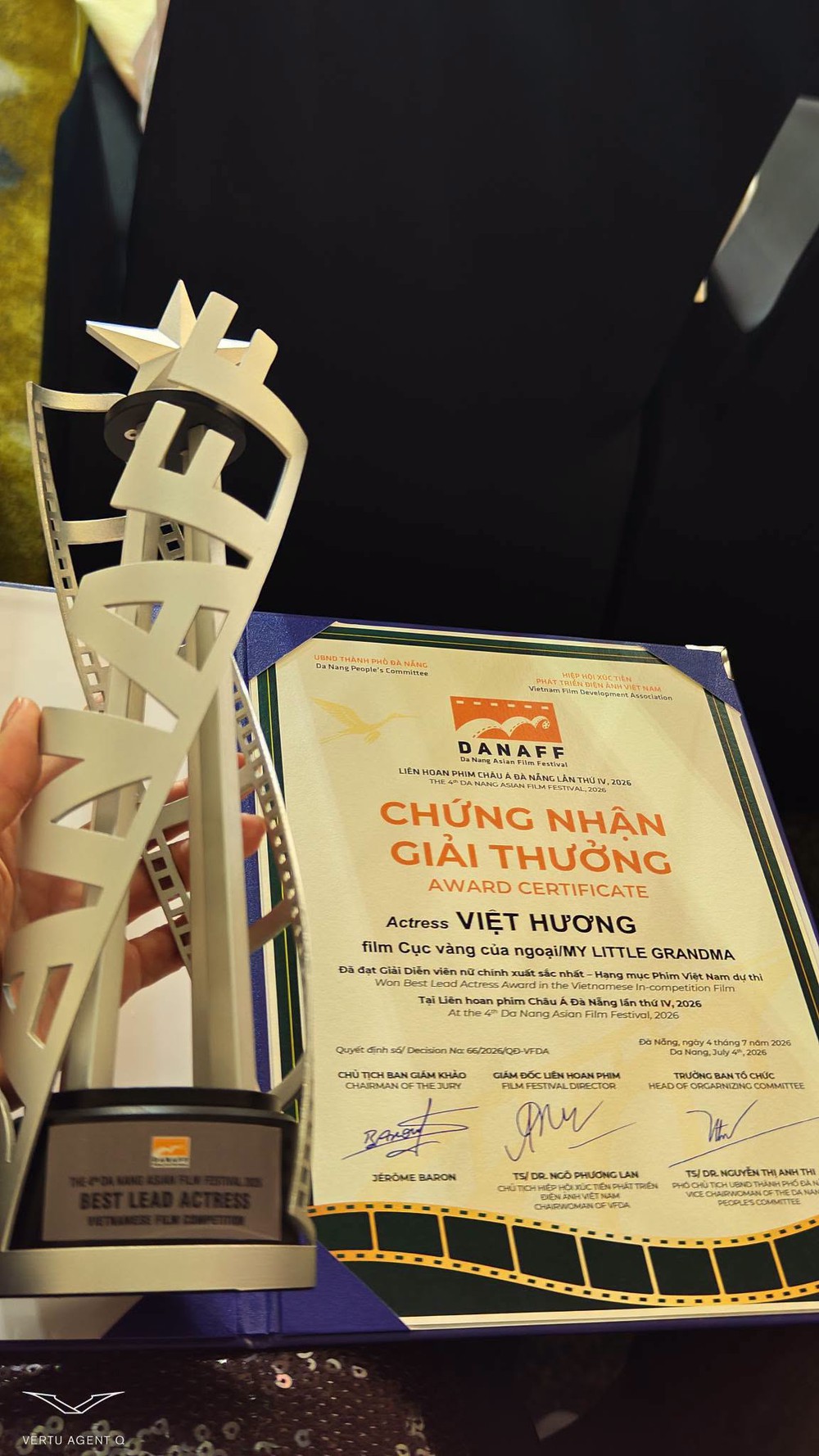 Việt Hương đổi kế hoạch kỷ niệm 20 năm ngày cưới hậu ẵm giải "Nữ chính xuất sắc" tại DANAFF IV - Ảnh 2. Việt Hương đổi kế hoạch kỷ niệm 20 năm ngày cưới hậu ẵm giải "Nữ chính xuất sắc" tại DANAFF IV - Ảnh 2.