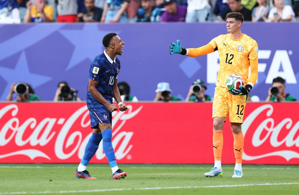 Mbappe lạnh lùng trước hành động khiêu khích của thủ môn Paraguay - Ảnh 1.