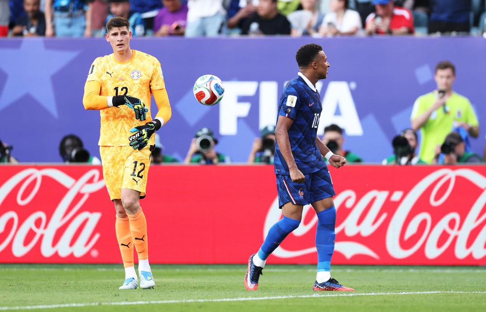 Mbappe lạnh lùng trước hành động khiêu khích của thủ môn Paraguay - Ảnh 2.